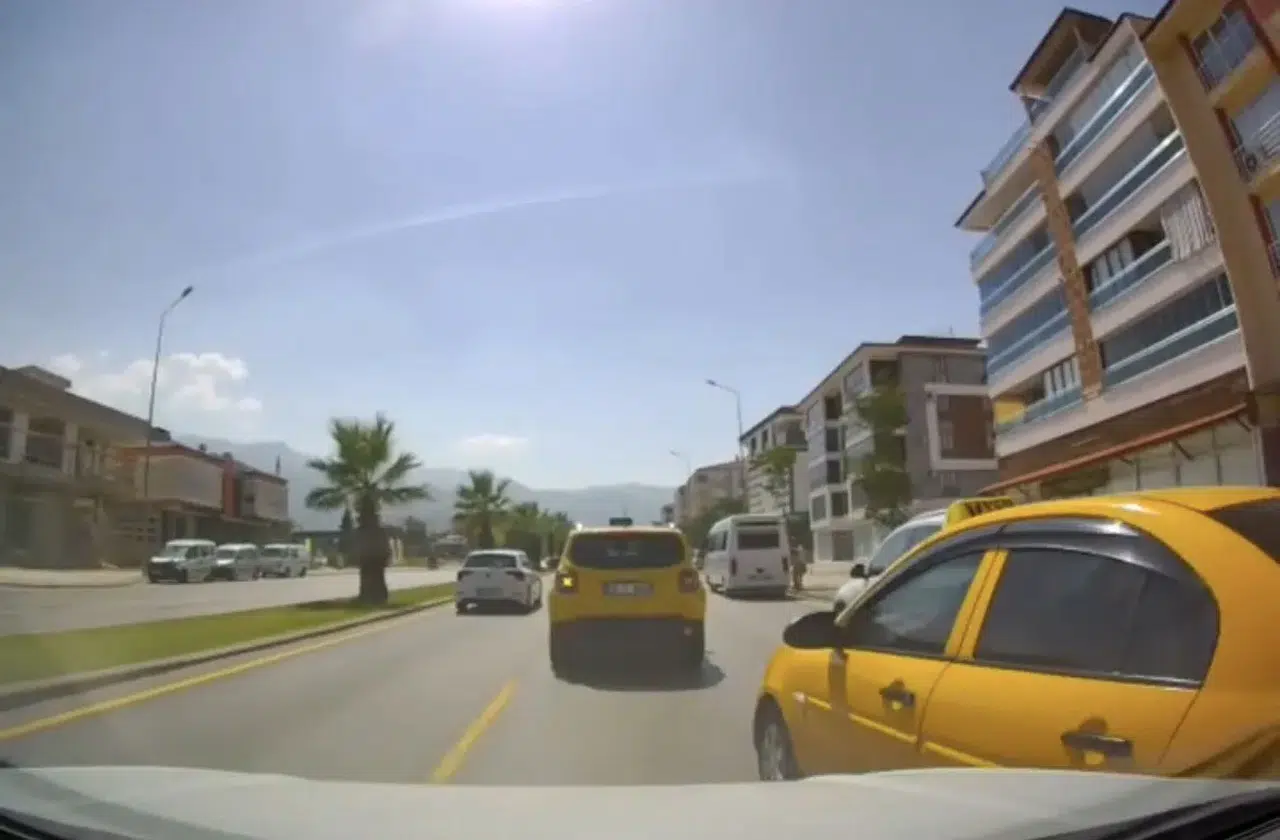 Denizli trafiğinde saniyelerle gelen mucize: O hamle faciayı önledi