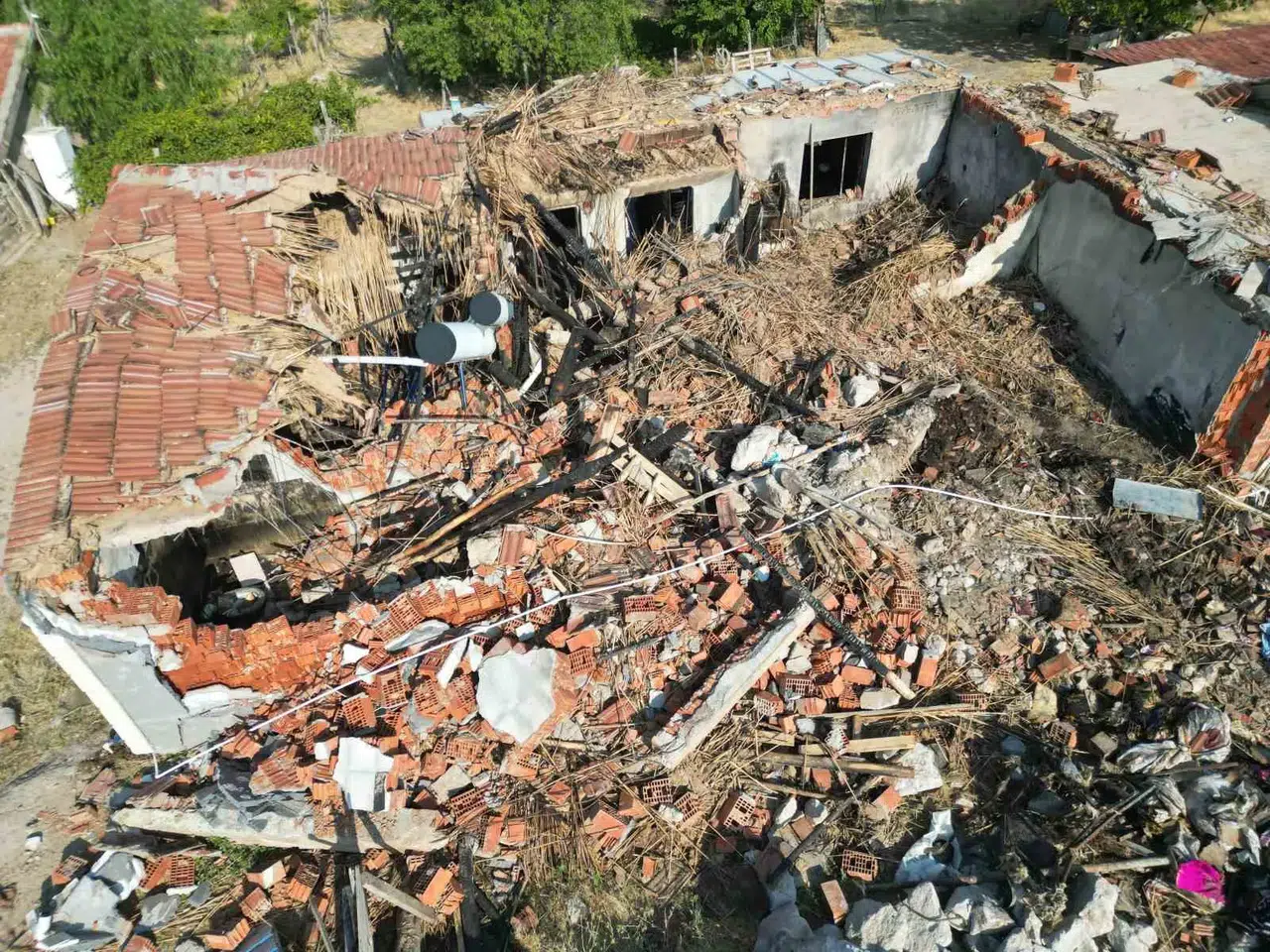 Bolvadin’de yürek yakan yangın: Hem yuvaları hem de genç kızın hayalleri yok oldu