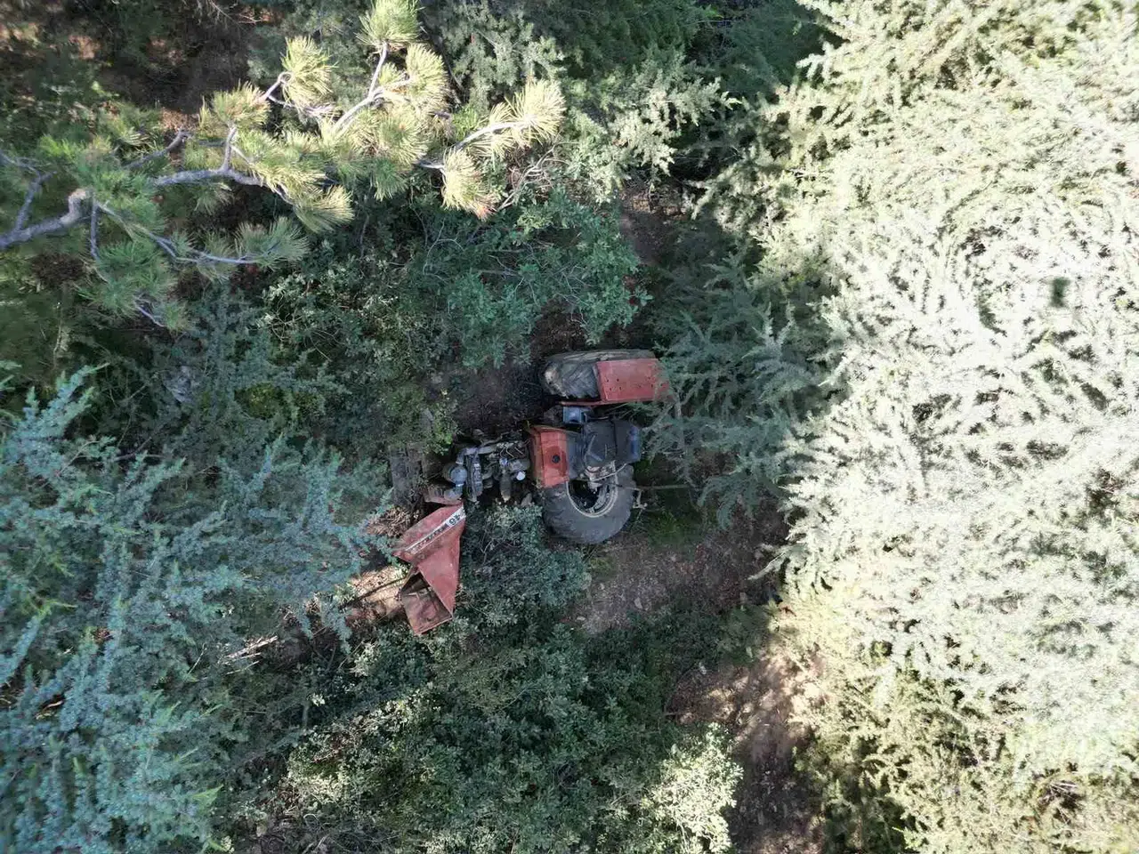 Afyonkarahisar'da traktör dehşeti: 30 metrelik uçurumda yaşam mücadelesi