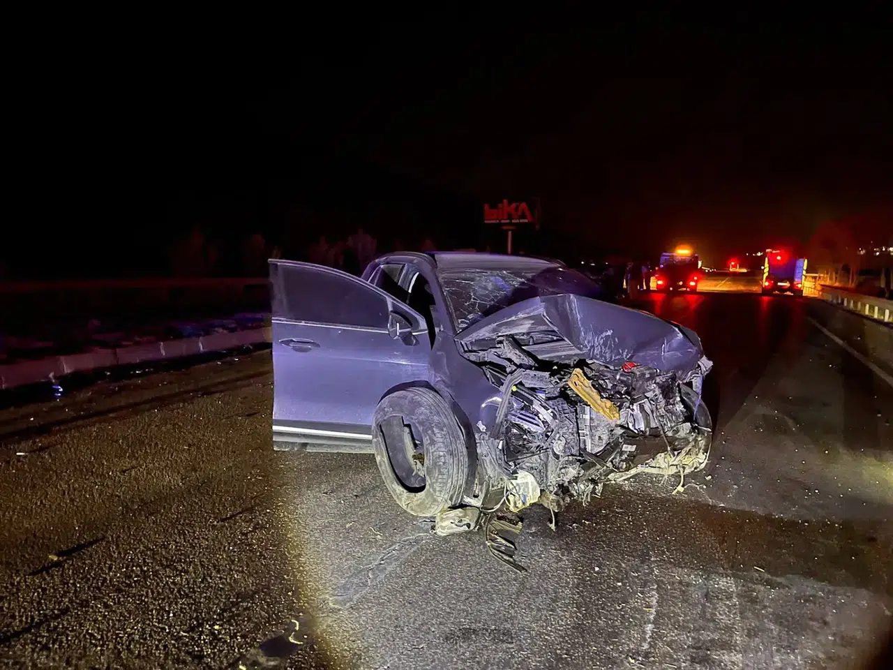 Manisa'da gece yarısı dehşeti: Refüjü aşan araç karşı şeride uçtu