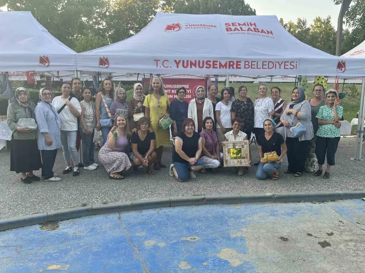 Yunusemre’de kadınların el emeği kazanca dönüşüyor: Gece pazarına yoğun ilgi