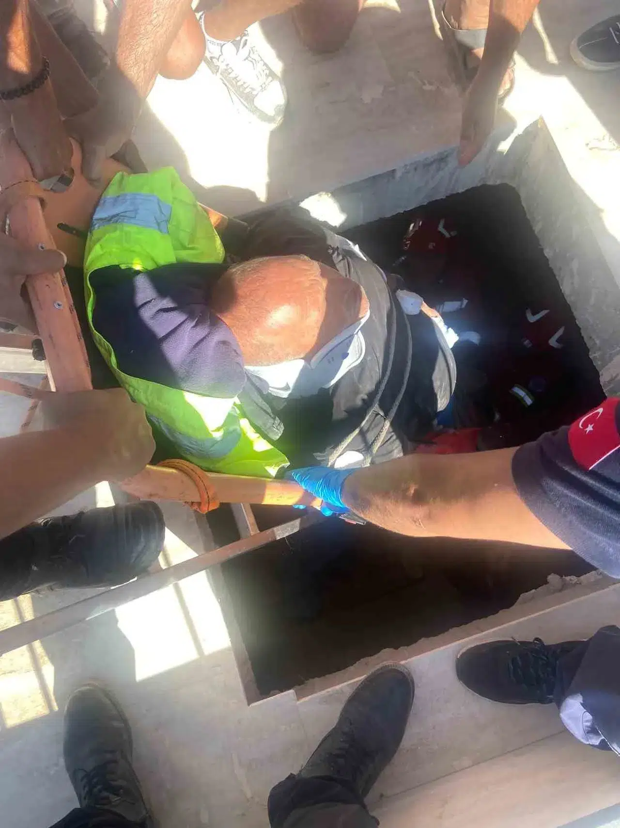 Bodrum'da korku dolu anlar: 5 metrelik çukura düşen kişi için seferberlik