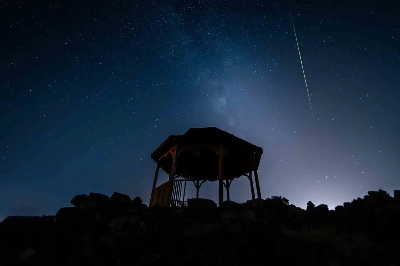 Yanık Ülke'de gökyüzü şöleni: Perseid meteorları lav akıntılarıyla buluştu
