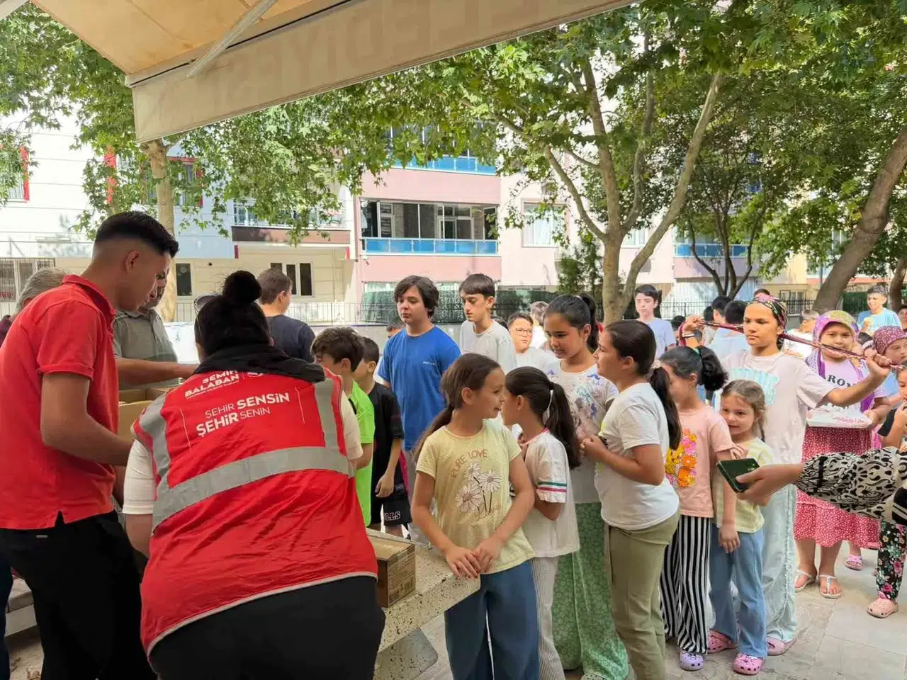 Yunusemre'de minik öğrencilere tatlı sürpriz: Başkan Balaban'dan anlamlı ziyaret