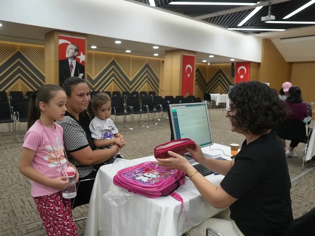 Denizli’de Minik Kalplere Büyük Jest: Okul Çantası ve Kırtasiye Desteği Başladı