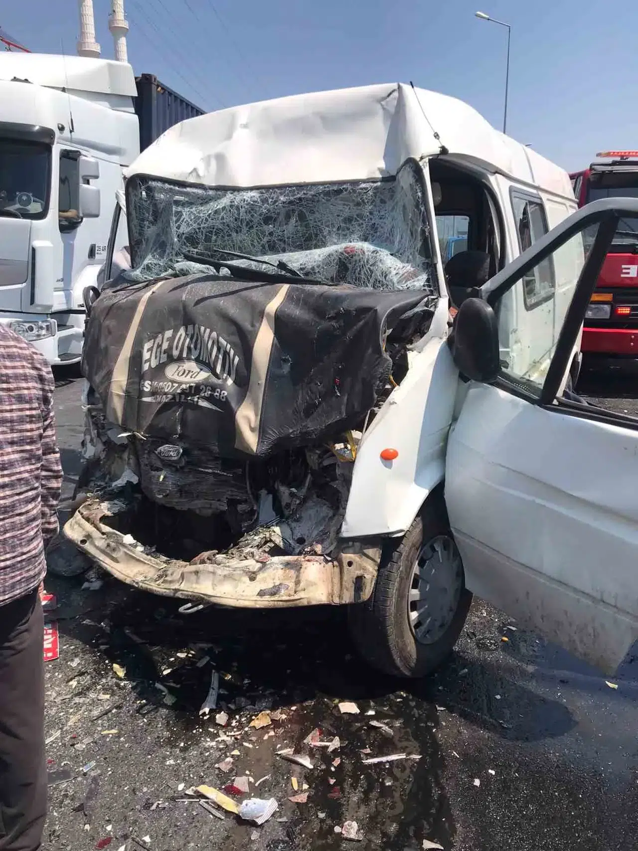 Buharkent yolunda can pazarı: İki minibüs kafa kafaya çarpıştı