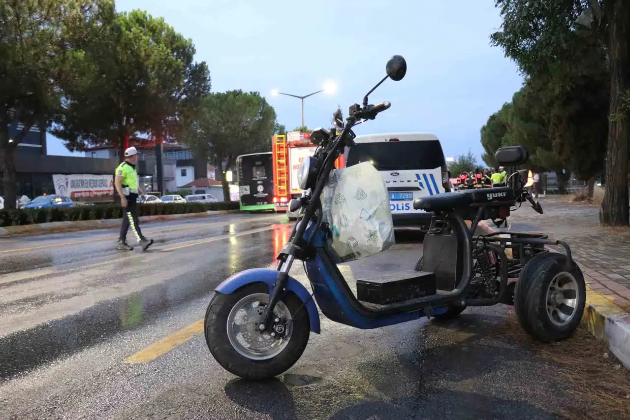 Denizli’de yağışlı havada feci kaza: Elektrikli motosiklet sürücüsü otobüsün altında can verdi