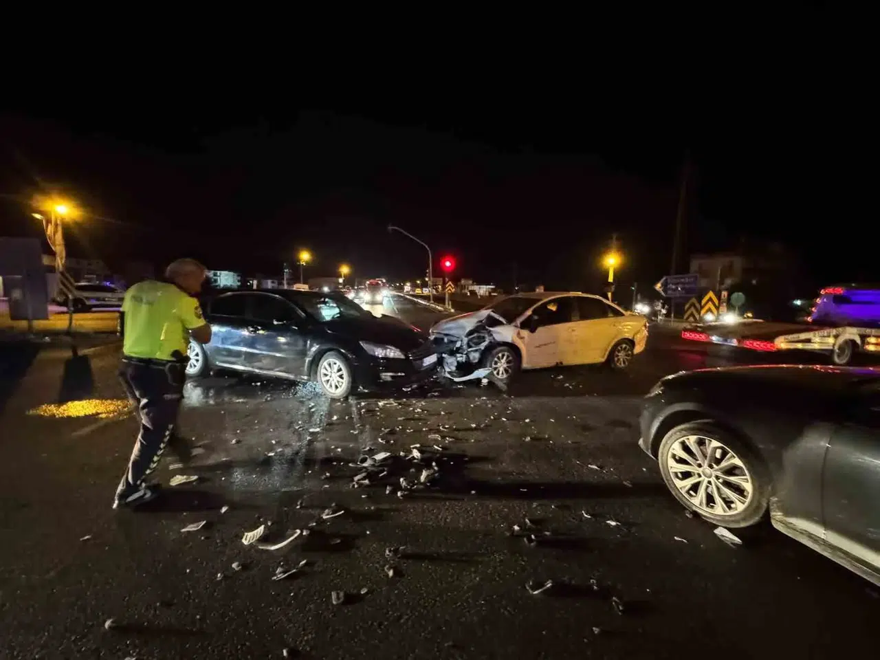 Ortaca'da trafik kilitlendi: Işıklı kavşakta üç araç birbirine girdi
