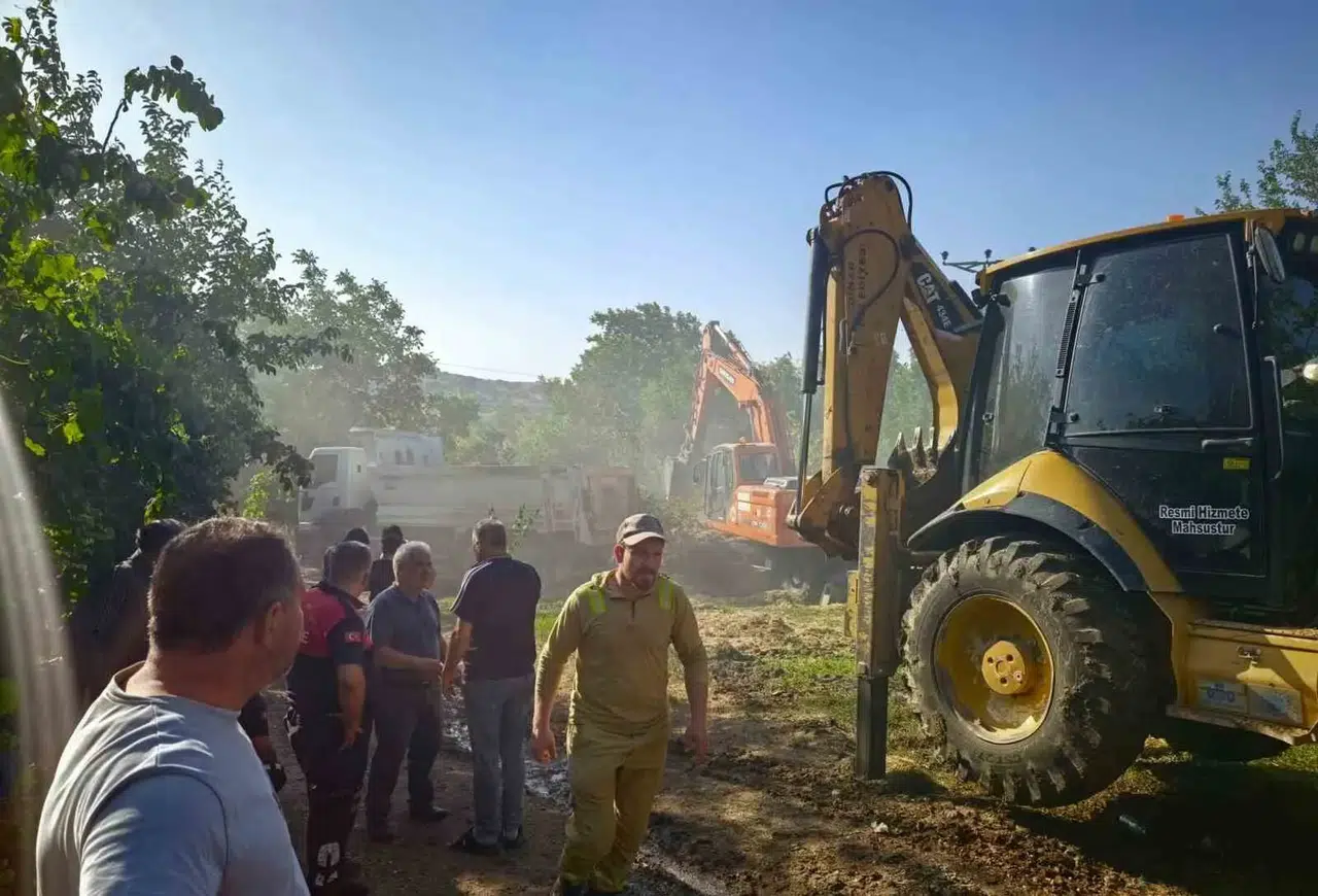 Afyonkarahisar'da korkutan yangın: Bin balya saman ve traktör küle döndü