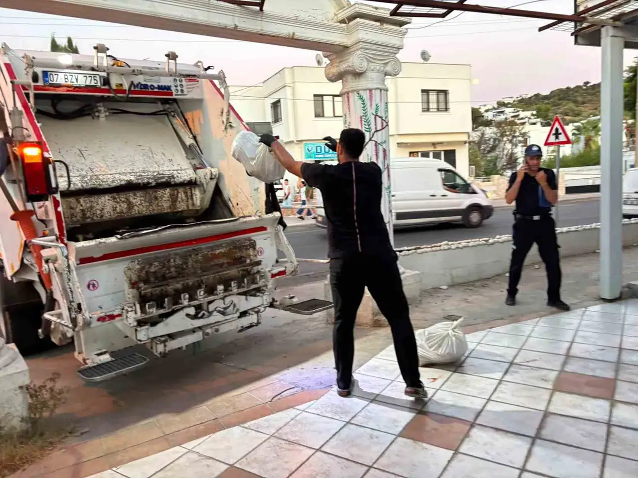Bodrum’da Koku Şikayeti Depoyu Açığa Çıkardı: Çürümüş Etler Toplanarak İmha Edildi