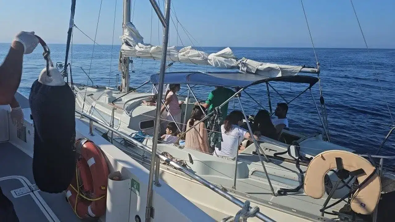 Didim açıklarında motor arızası dehşeti: Yelkenli teknedeki 16 göçmen kurtarıldı, kaçakçılık şüphelisi gözaltında