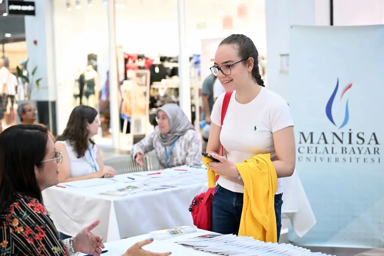 Geleceğin meslekleri için ilk adım: MCBÜ adaylarla AVM’de buluştu