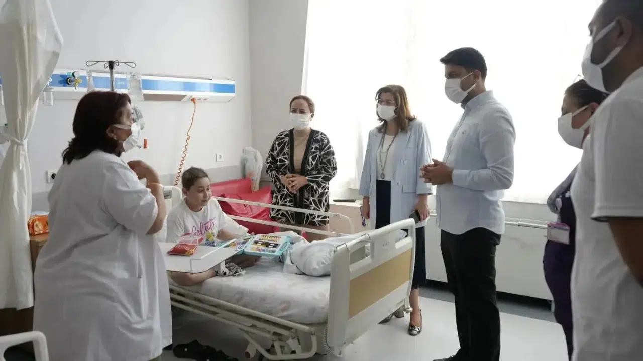 ADÜ Hastanesi’nde anlamlı buluşma: Minik kalplere umut oldular