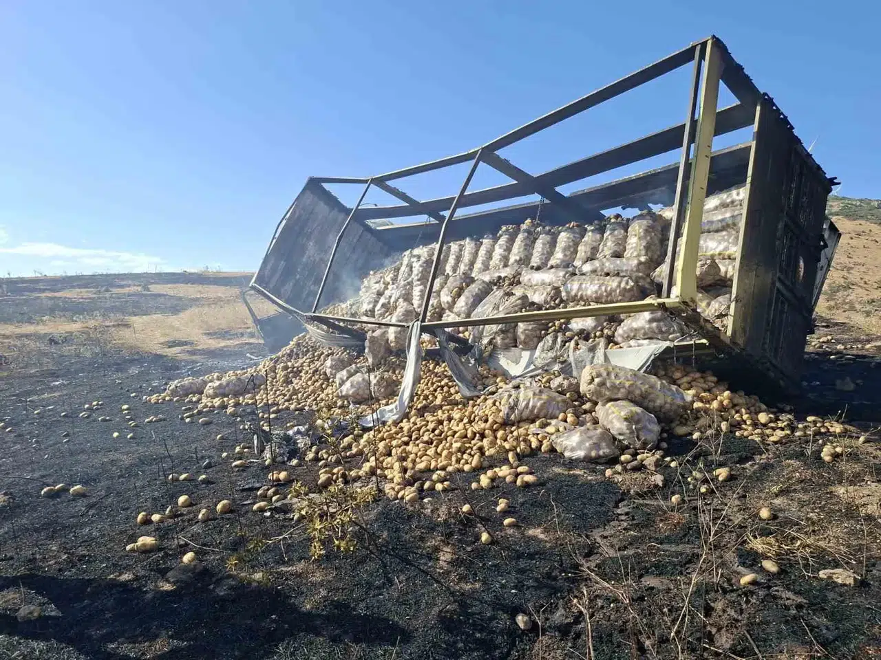Sandıklı’da Korkutan Anlar: Patates Yüklü Kamyon Küle Döndü, Kuru Otlar Alev Aldı