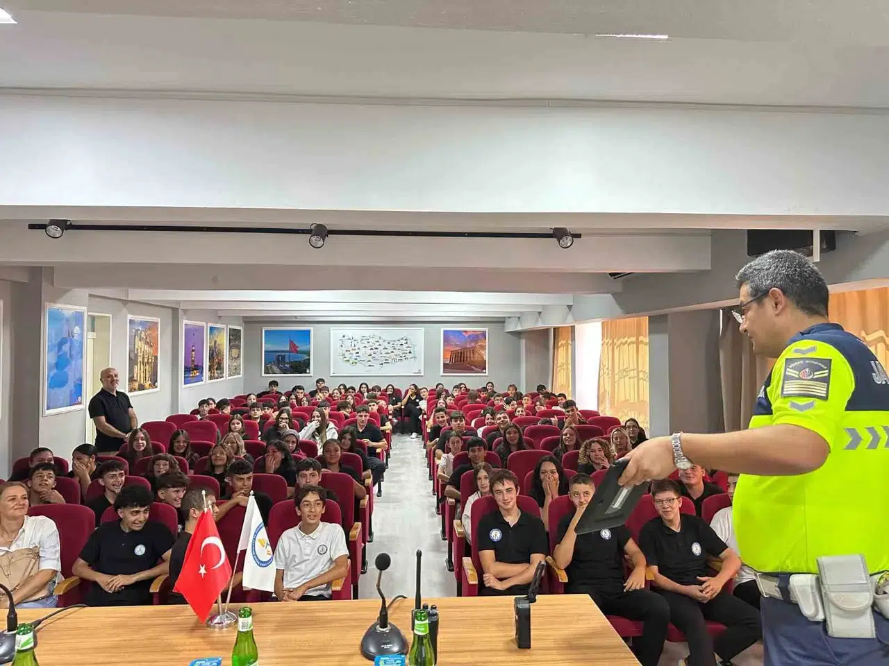 Kuşadası’nda genç sürücülere hayati uyarı: Trafikte kurallar yaşam kurtarır