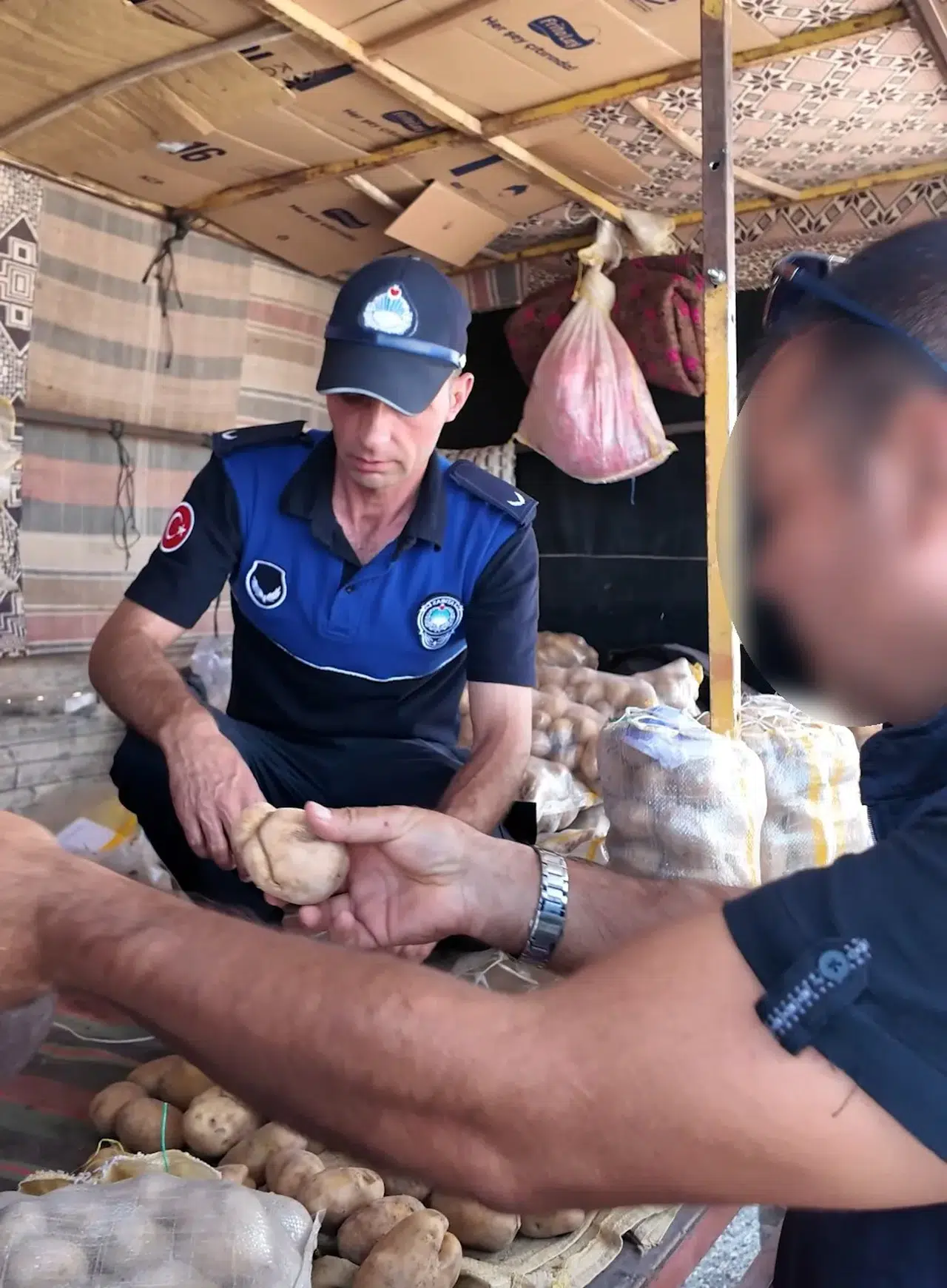 Sandıklı’da patates oyununa zabıta engeli: Hem bozuk çıktı hem eksik tartıldı