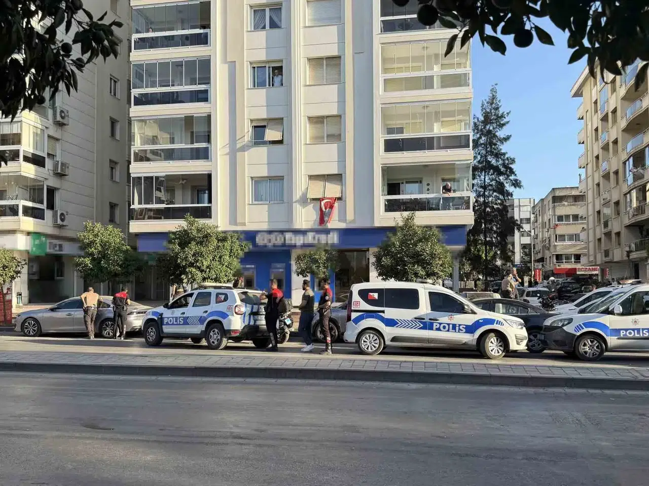 İzmir'de banka şubesinde panik anları: Polis ekipleri bölgeyi ablukaya aldı