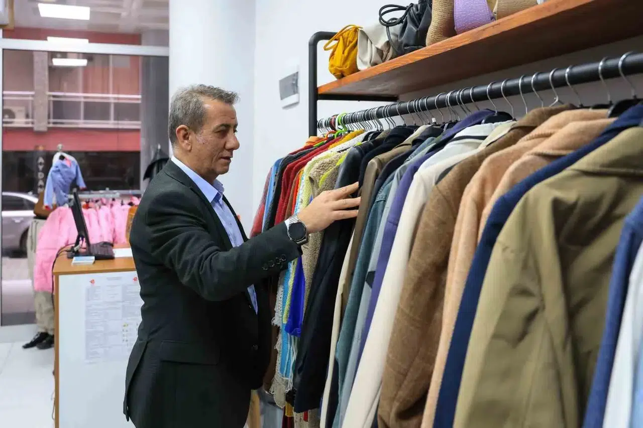 Efeler'de gönül birliği: Askıdaki kıyafetler ihtiyaç sahiplerine umut oluyor