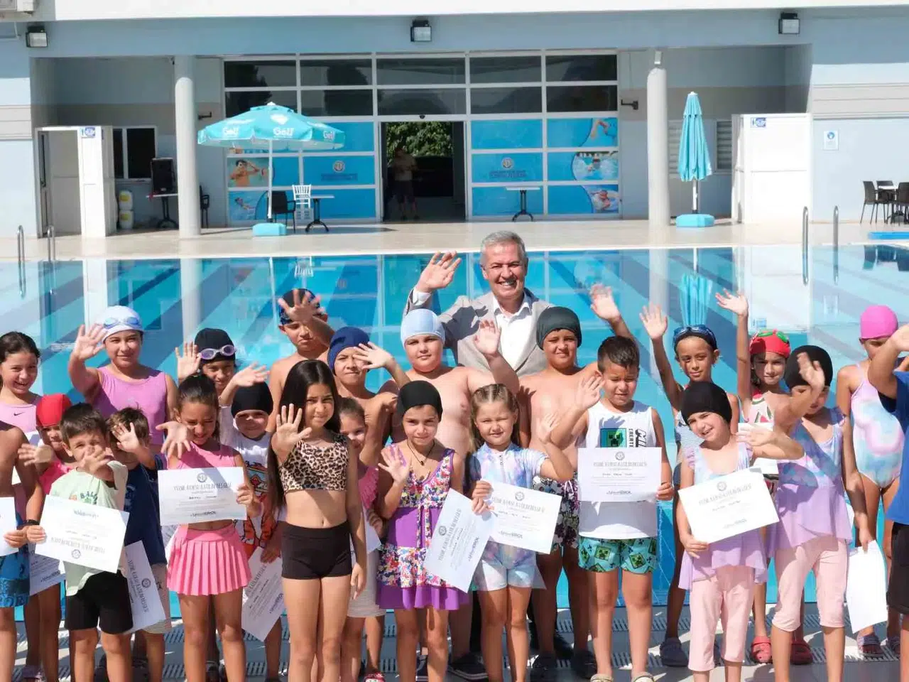 Buharkentli minikler için havuzda final: Başkan Erol’dan genç sporculara veda