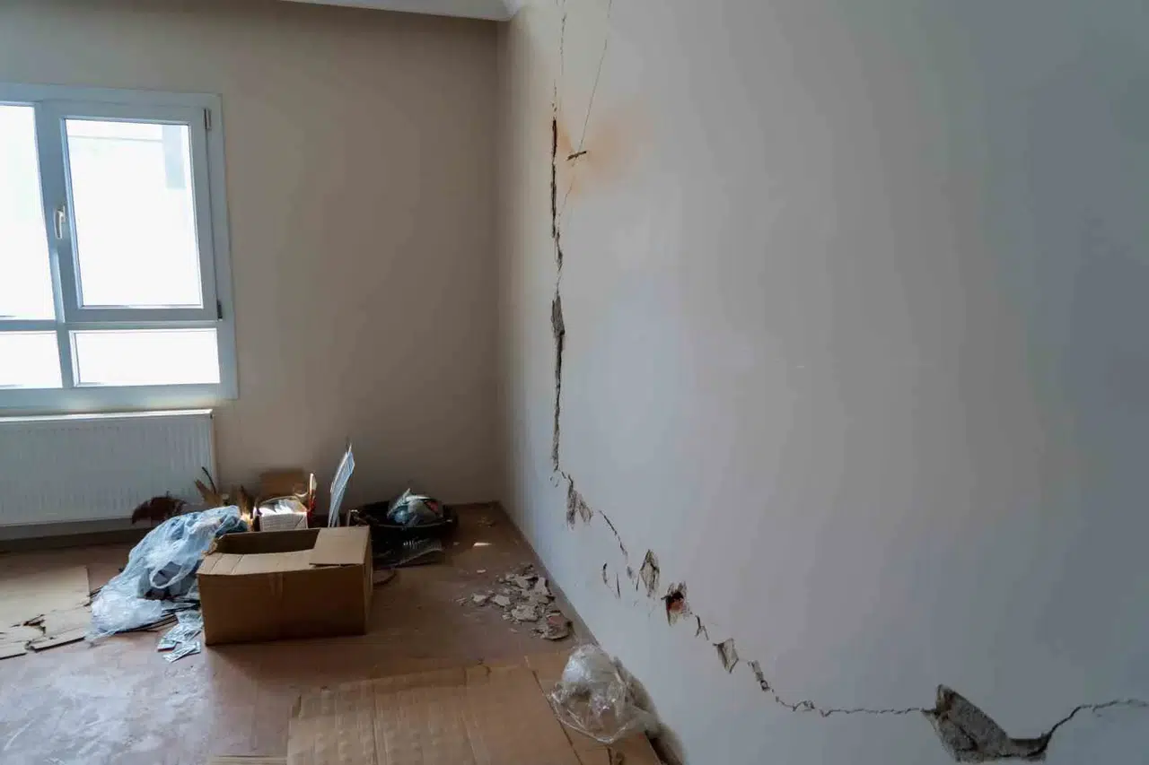 Turgutlu’da faciaya davetiye çıkaran bina: Temeli iki parça atılmış, kolonlar çatladı