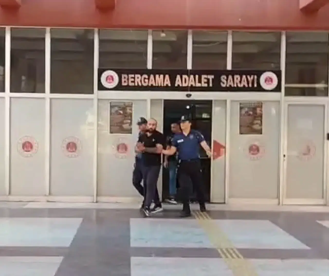 Bergama’da zehir operasyonu: Evden cephanelik ve uyuşturucu çıktı