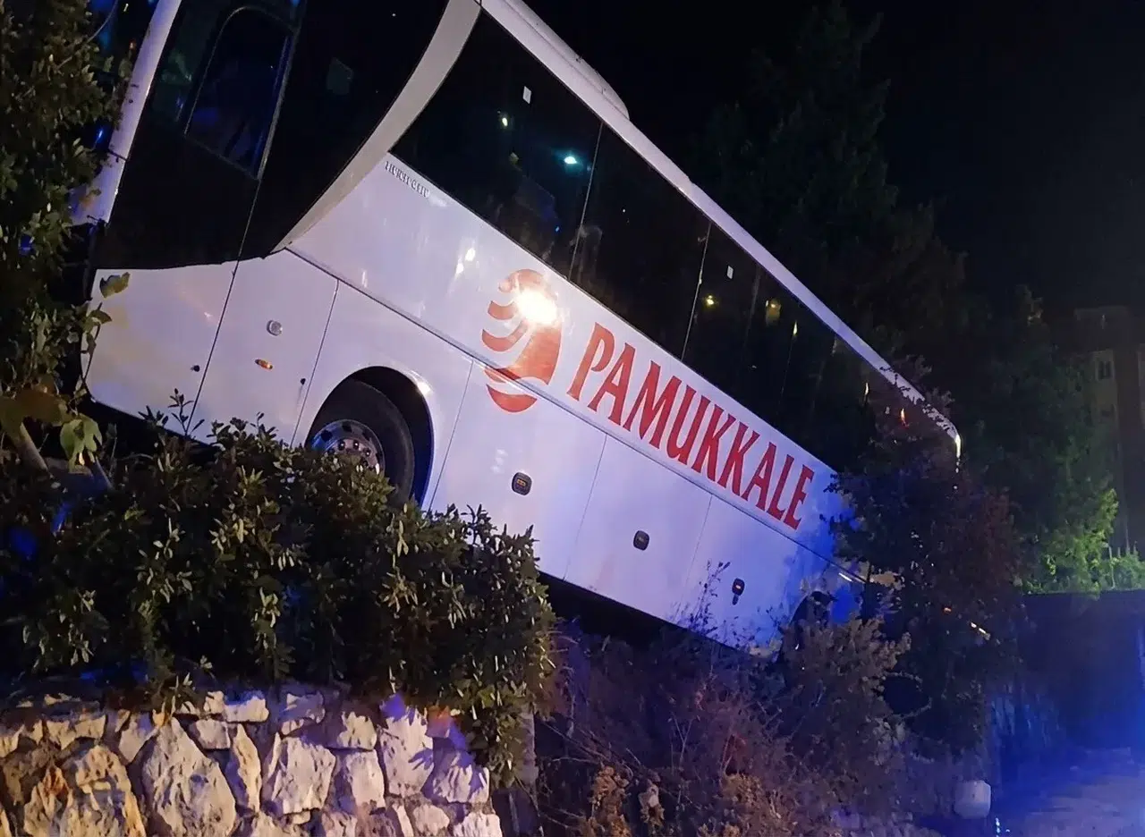 Manisa yolunda gece yarısı dehşeti: Yolcu otobüsü şarampole uçtu