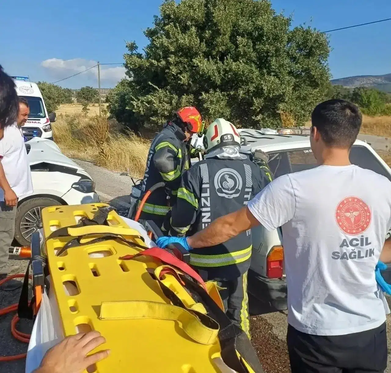 Denizli'de trafik dehşeti: İki araç birbirine girdi, 5 kişi hastanelik oldu