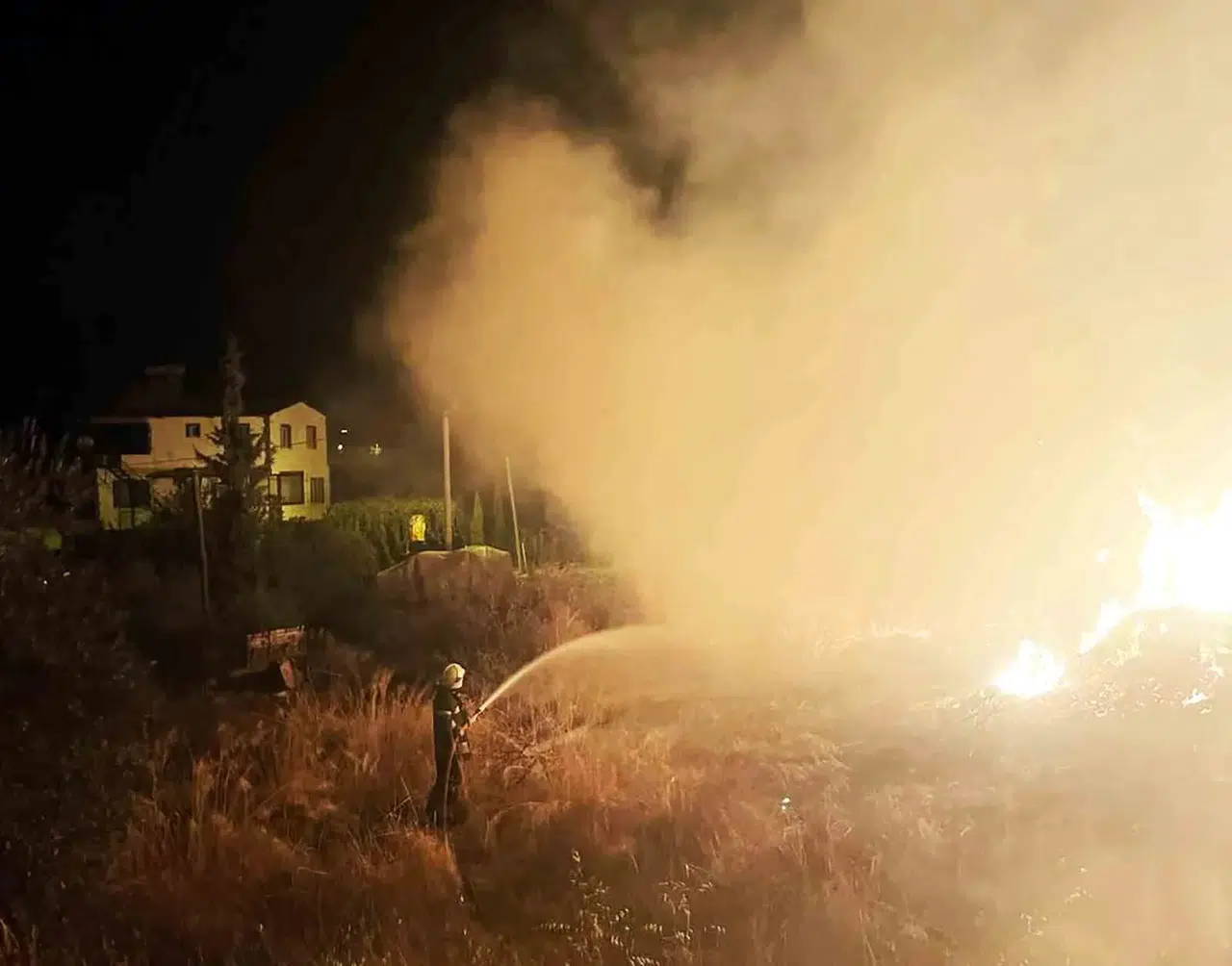 Seydikemer’de mezarlık yakınında korkutan dumanlar: Ekipler hızla müdahale etti