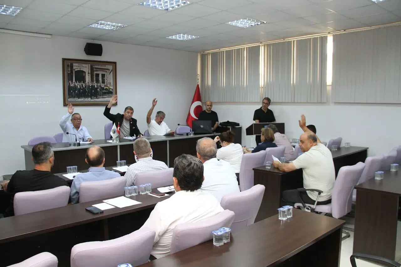 Kula’da protokol krizi büyüyor: Spor salonu oylamasında usul tartışması