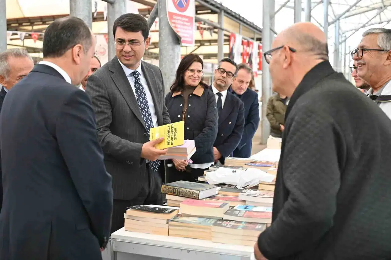 Uşak’ta edebiyat rüzgarı: Vali Kartal kitapseverlerle buluştu