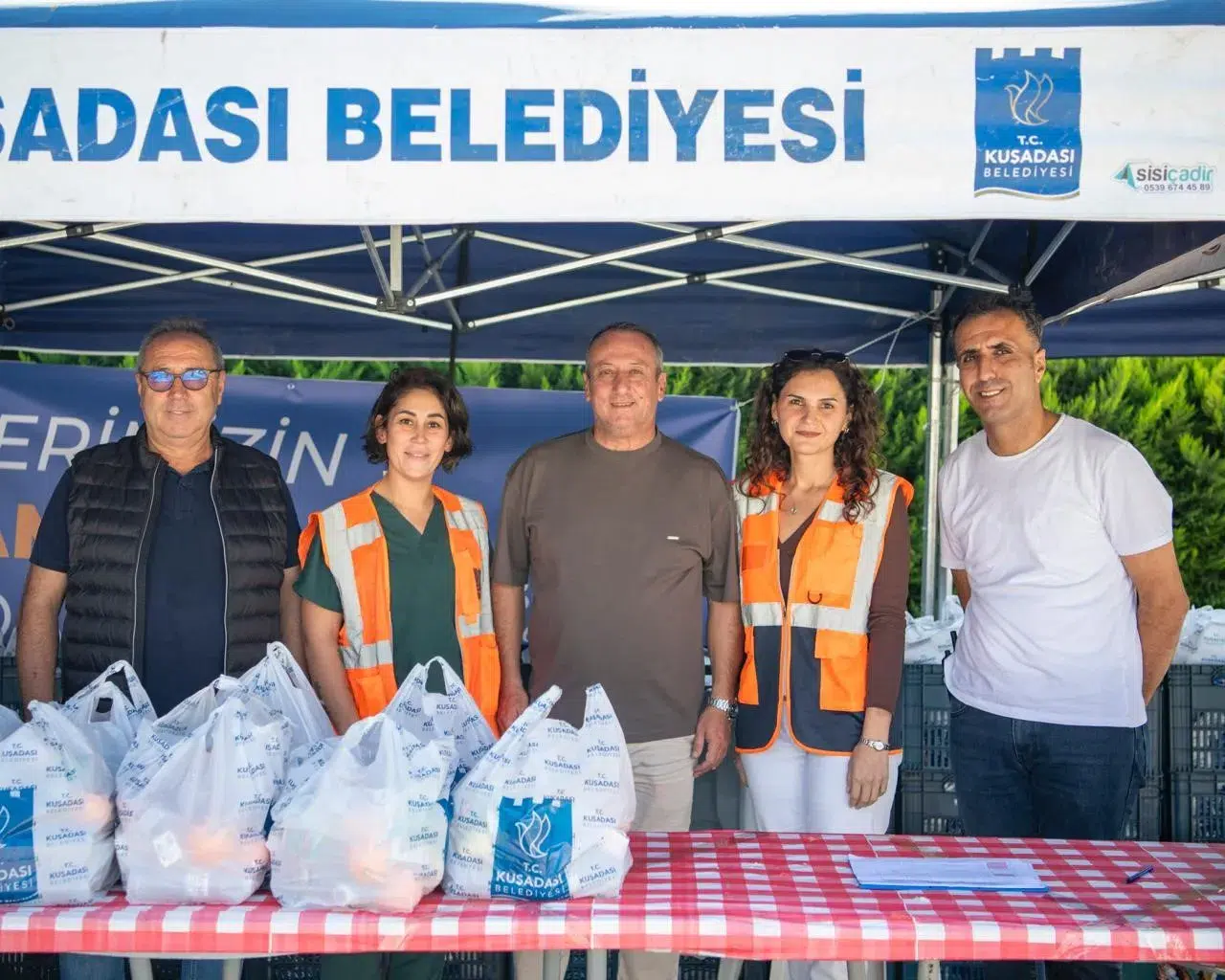 Kuşadası'nda minik öğrencilere beslenme desteği: 1400 aileye nefes aldıracak proje başladı