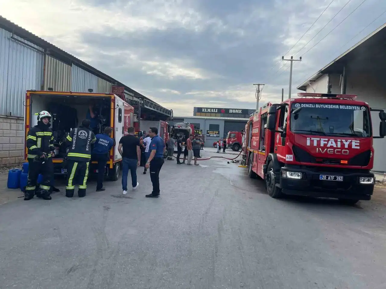 Denizli'de korkutan depo yangını: Ekipler alevleri büyümeden durdurdu