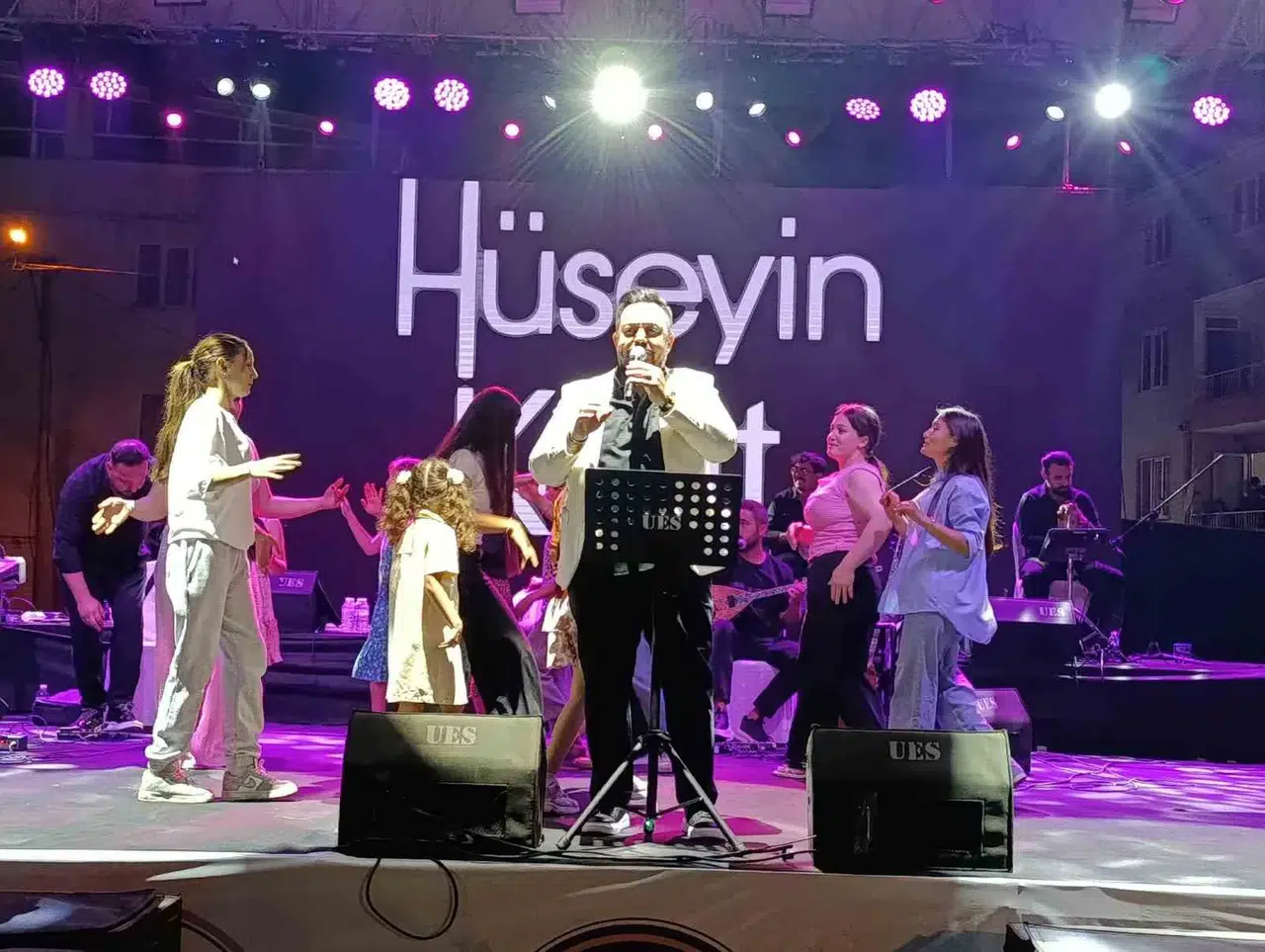 Selendi’de 104. Kurtuluş Coşkusu Sahneye Taştı: Başkan Daban, Hüseyin Kağıt’a Eşlik Etti
