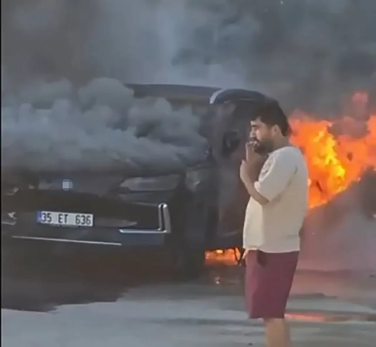 Torbalı'da sessizliğin ortasında patlama sesi: Elektrikli araç küle döndü
