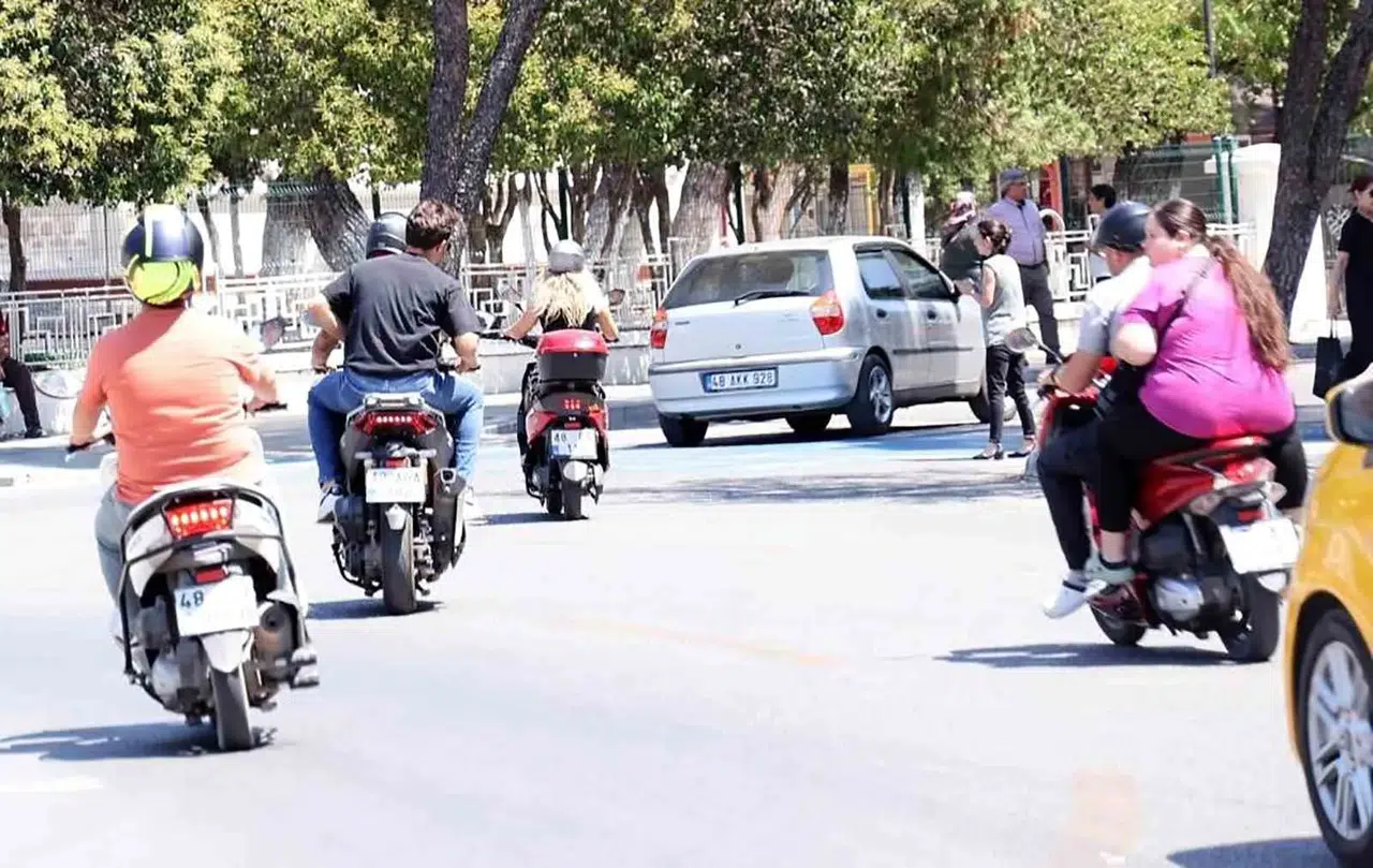 Muğla yollarında iki teker hakimiyeti: Otomobilleri geride bıraktılar