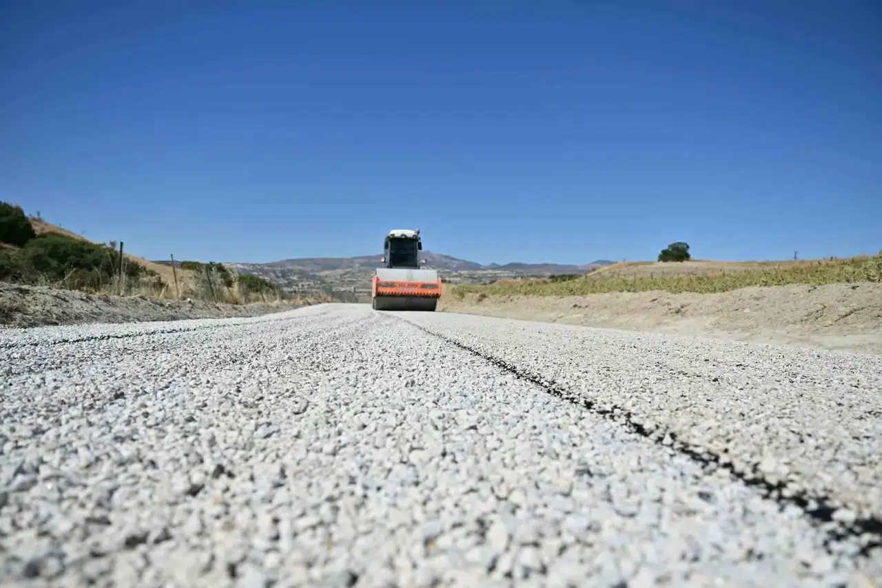 Selendi'de çeyrek asırlık asfalt hasreti sona eriyor