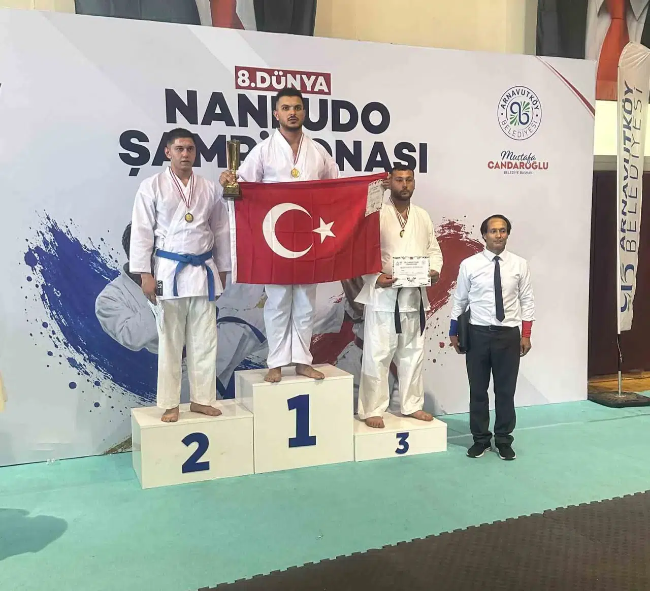 Yoğun bakımın kahramanı minderde devleşti: Hemşire Fuat Yiğit Akküç dünya zirvesinde