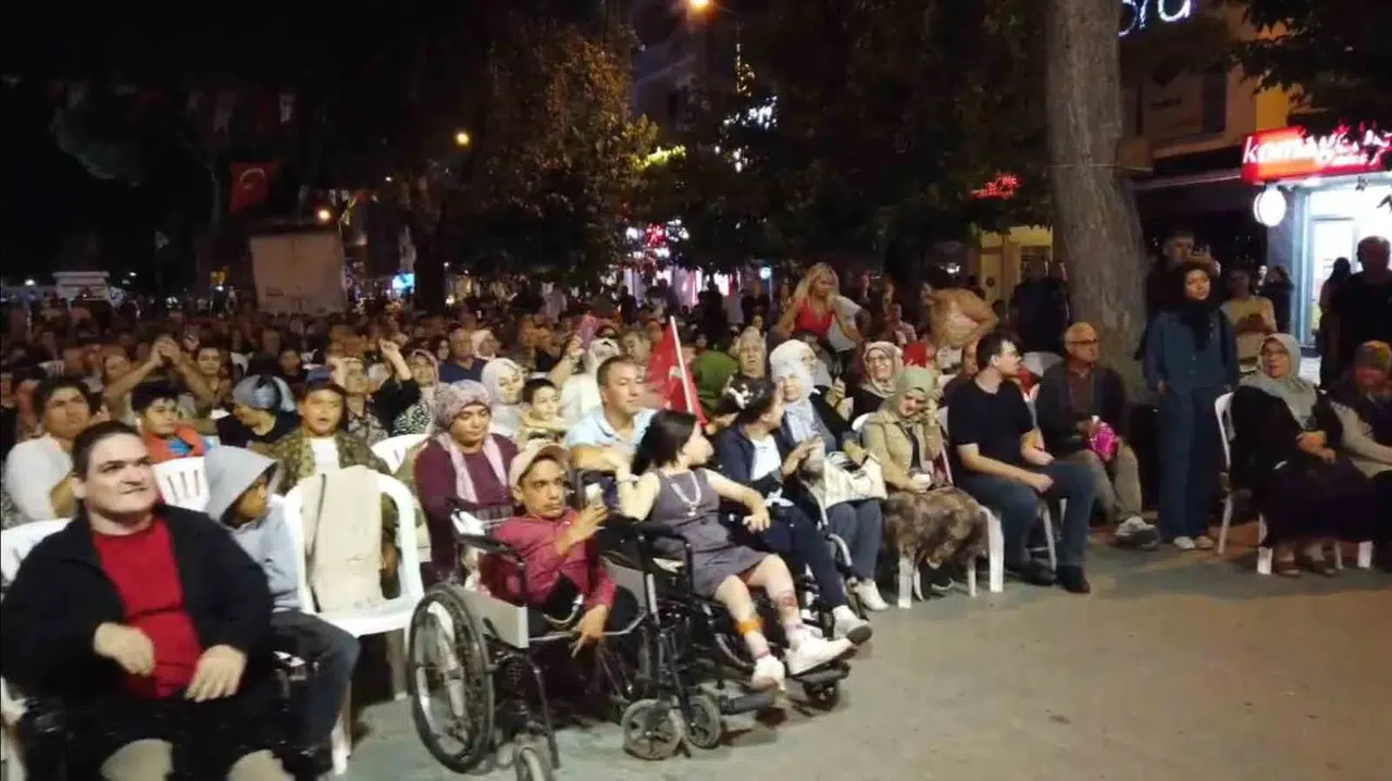 Çivril'de 30 Ağustos Coşkusunda Bir İlk: Başkan Dere, Protokolü Çocuklara Bıraktı