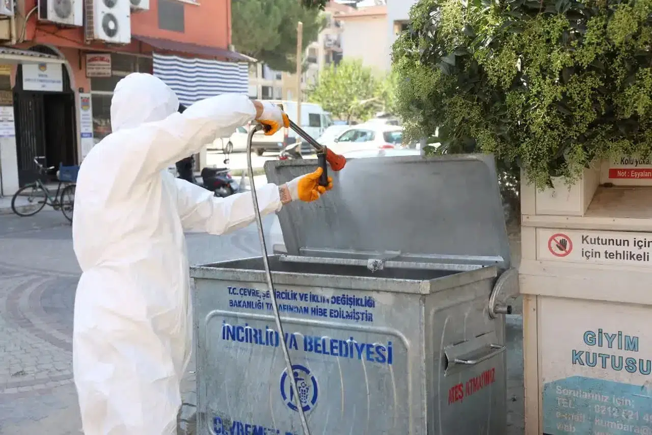 İncirliova’da sinek istilasına karşı önleyici kalkan: Konteynerler ilaçlanıyor