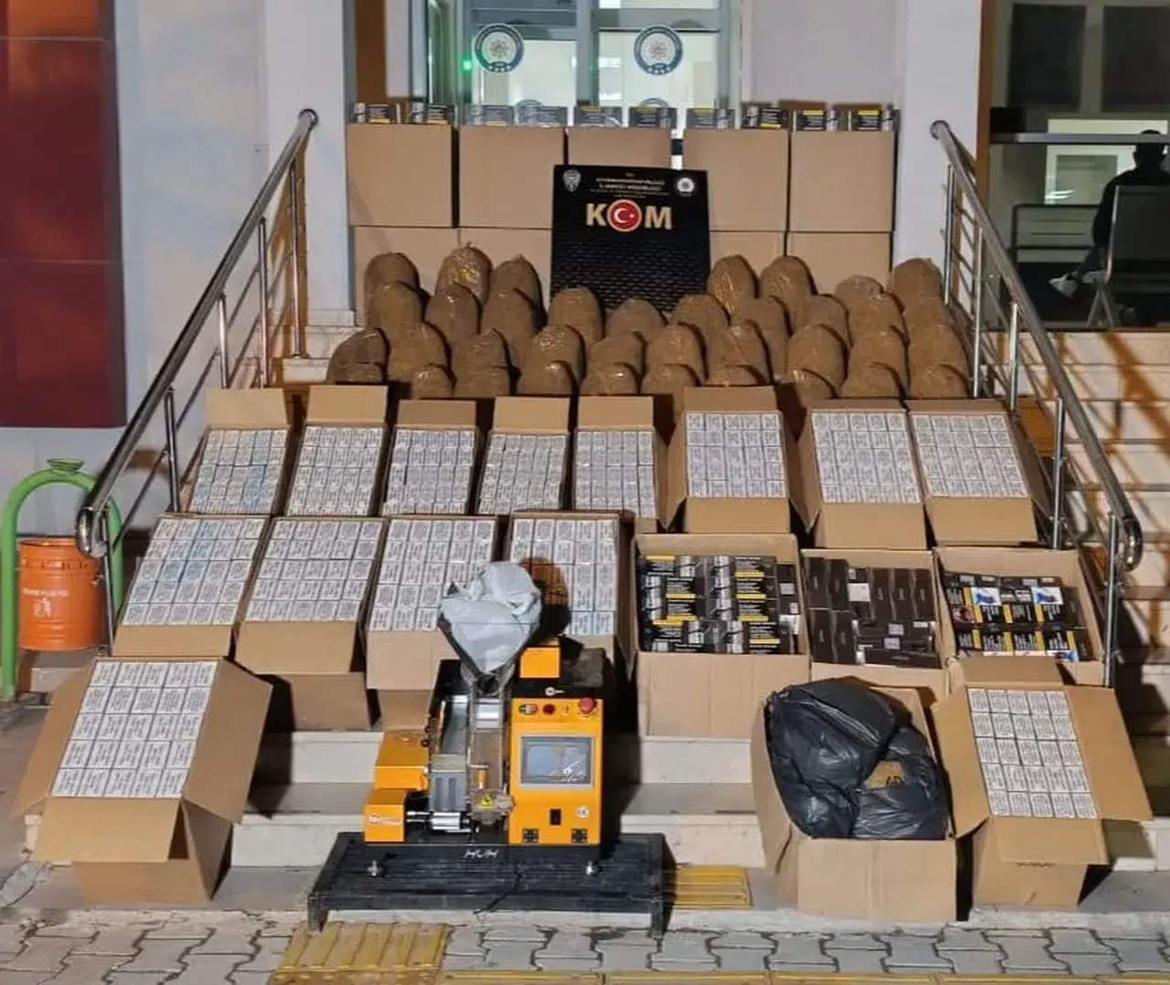 Bolvadin’de kaçak tütün operasyonu: Adreslerden adeta fabrika çıktı