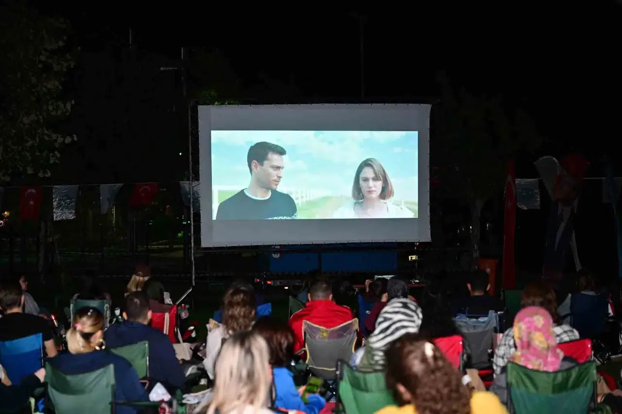 Manisa'da nostaljik sinema keyfi: Sandalyeni kap gel etkinliğine yoğun ilgi