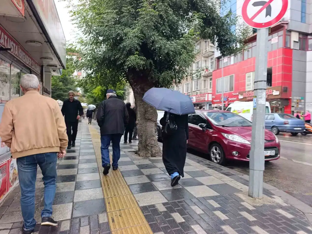 Afyonkarahisar'da güne yağmurla uyandı: Vatandaşlar sığınacak yer aradı