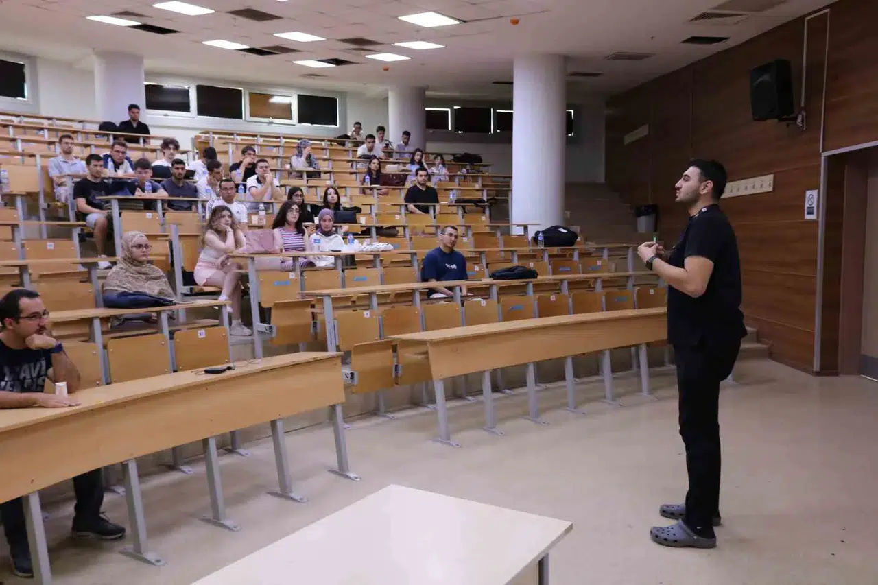 ADÜ'de yeni dönem heyecanı: Öğrencilere akademik rehberlik desteği
