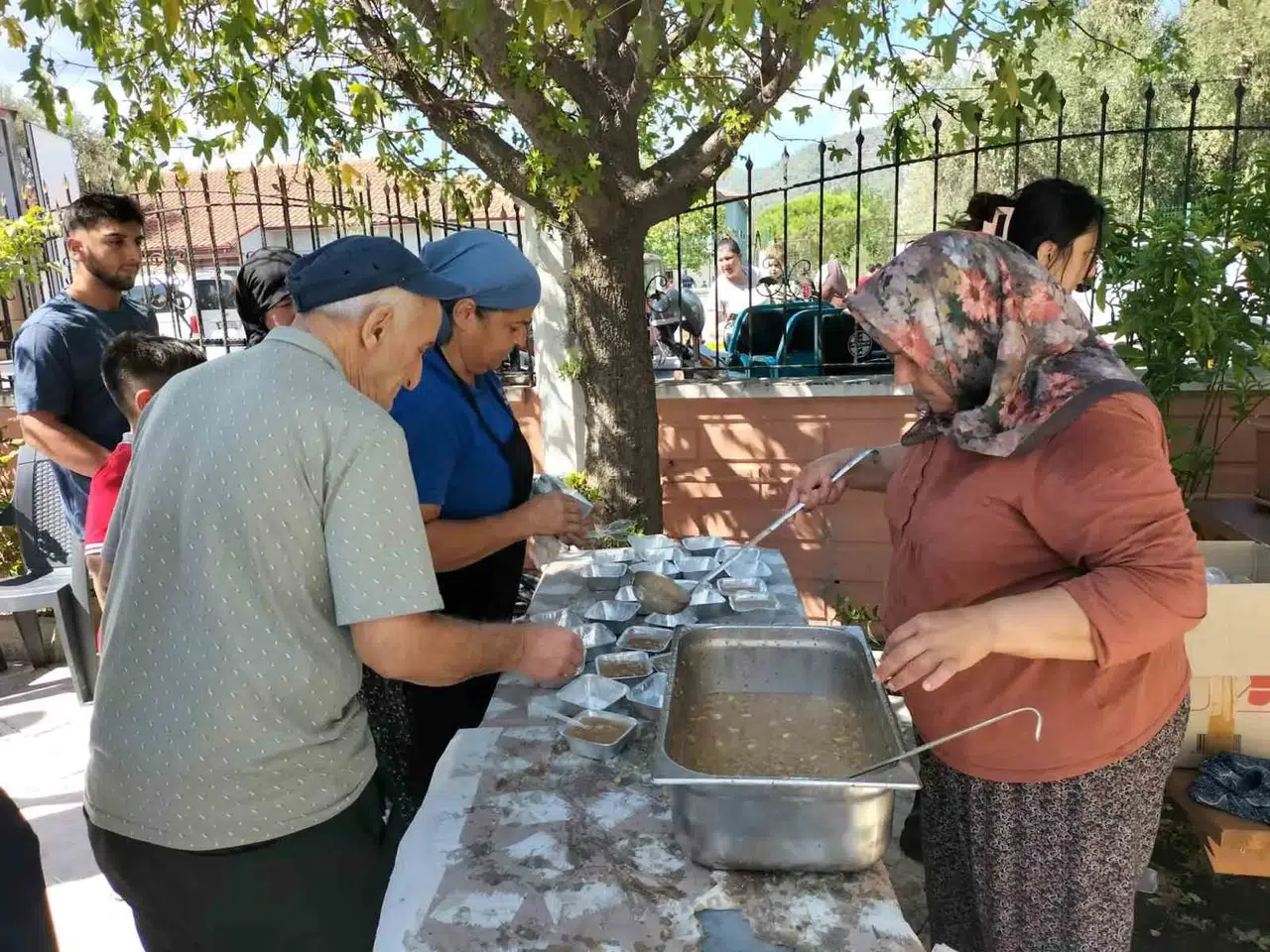 Köyceğiz’de çeyrek asrı deviren gelenek: Aşure bereketi mahalle meydanında buluşturdu