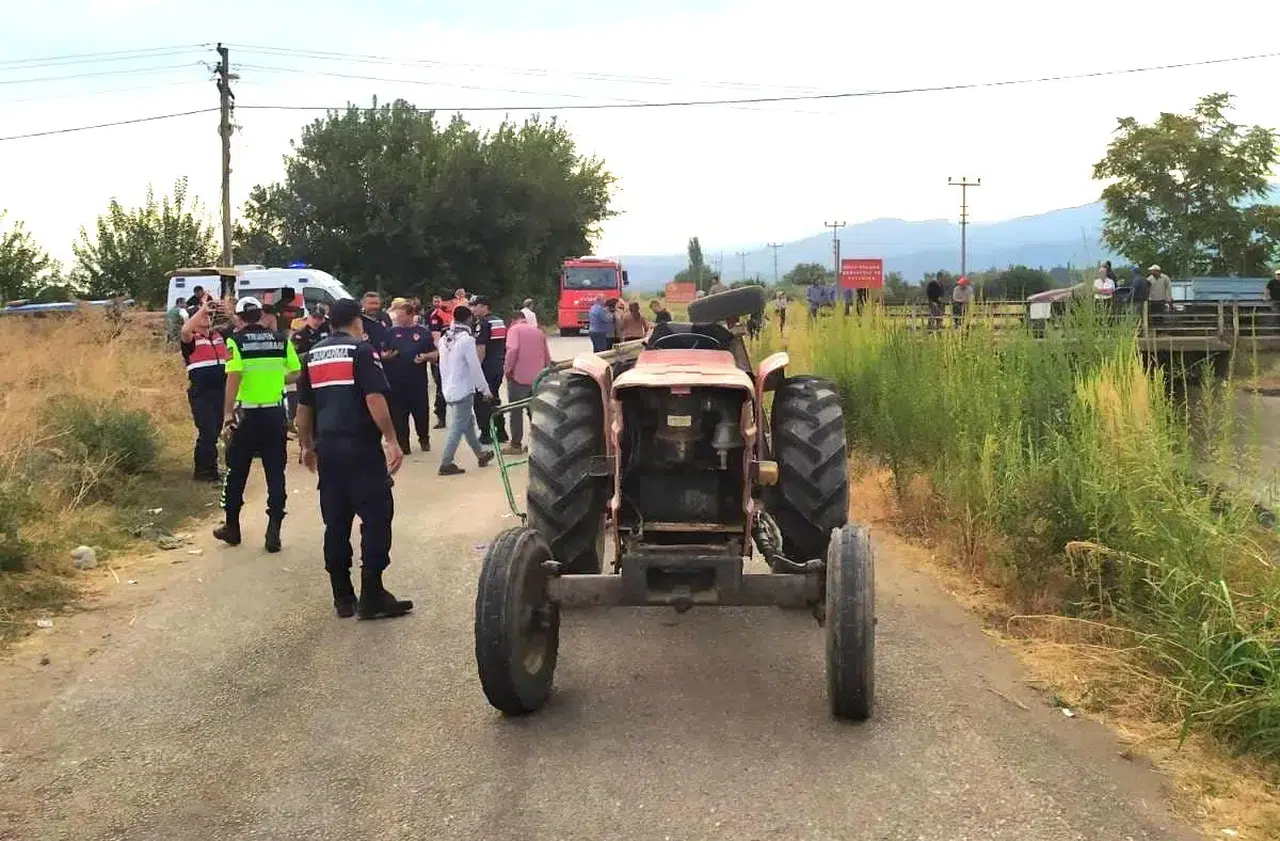 Turgutlu'da tarım işçilerini taşıyan traktör faciasının eşiğinden dönüldü