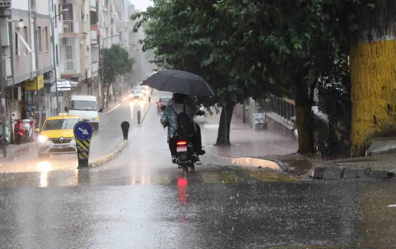 Efeler'de aniden bastıran yağmur hayatı felç etti: Vatandaşlar zor anlar yaşadı