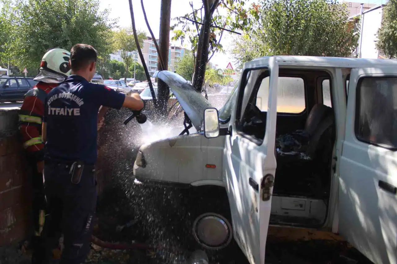 Aydın'da park halindeki araç alevlere teslim oldu: Kamyonet hurdaya döndü