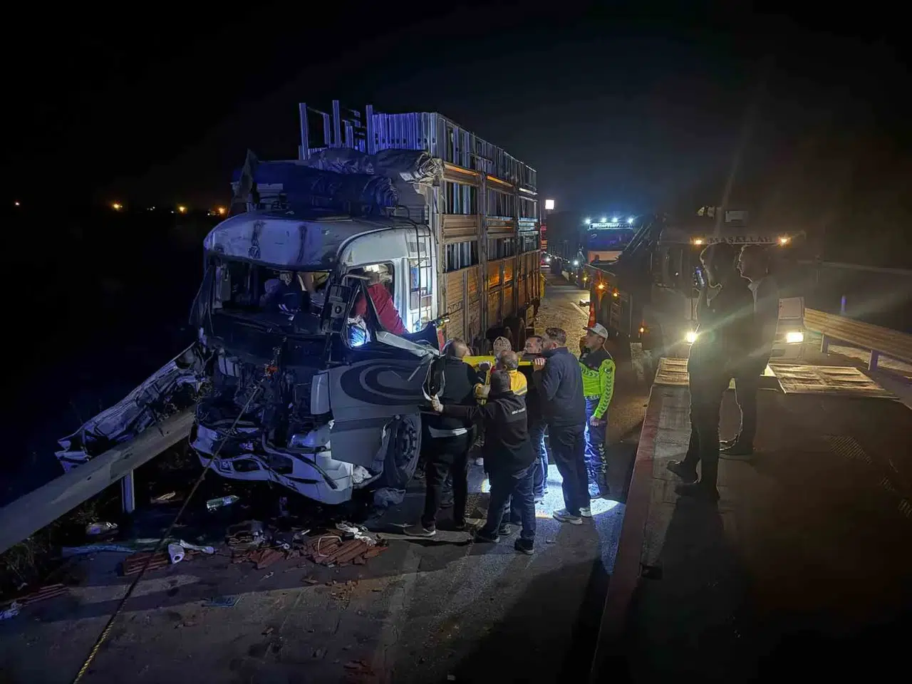Afyonkarahisar'da dehşet anları: Kamyon sürücüsü hurdaya dönen araçta mahsur kaldı