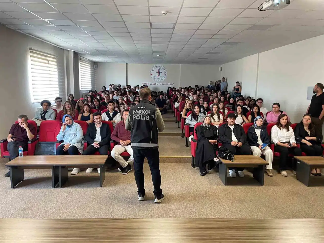 Afyon’da kampüslerde güvenlik kalkanı: Gençlere madde bağımlılığı uyarısı