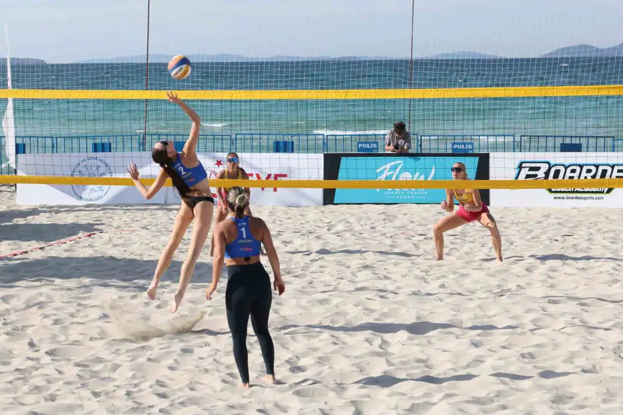 Çeşme’de voleybol şöleni: Kumun yıldızları kupa için ter döküyor